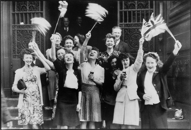 Inconnu (La Presse), «Les gentilles petites sténographes de la Place d'armes ont oublié le carnet de notes. C'est jour de la victoire et on la fête à qui mieux mieux.», 1945. © La Presse