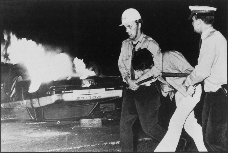 René Picard, «Une douzaine d'autos-patrouille ont été endommagées, plusieurs policiers et citoyens ont été blessés et près de 300 personnes ont été appréhendées». Émeute de la Saint-Jean-Baptiste, 23 juin 1968. © René Picard