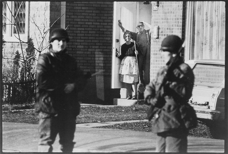 Michel Gravel, «Si la présence d'autant de militaires dans les rues de Montréal-Nord suscitait un vif intérêt chez les enfants, pour les plus âgés, c'est d'un œil plutôt inquiet que l'on surveillait les manœuvres.», octobre 1970.© Michel Gravel