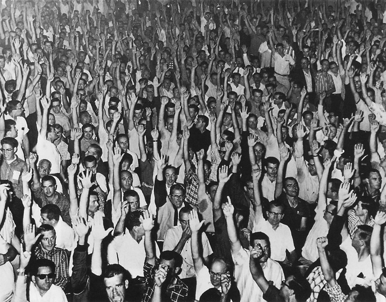 Inconnu, Vote de grève des postiers, v. 1966. © Photo La Presse, Montréal