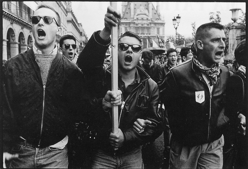 Michel St-Jean, Sans titre (de la série Défilé annuel du Front National de Jean-Marie Le Pen, ayant lieu chaque année à Paris, en mai, le jour de la fête de Jeanne d'Arc). © Michel St-Jean