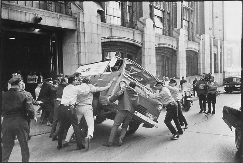 Michel Gravel, Violence durant un conflit au bureau central des postes, Montréal, août 1968.© Michel Gravel