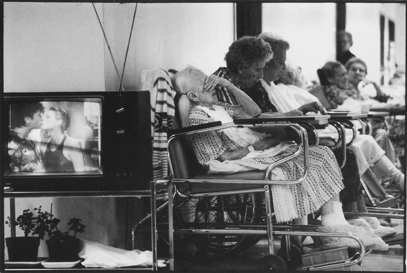 Michel Gravel, Foyer pour personnes âgées, Montréal : une télévision toujours plus jeune pour divertir les aînés, 1989. © Michel Gravel