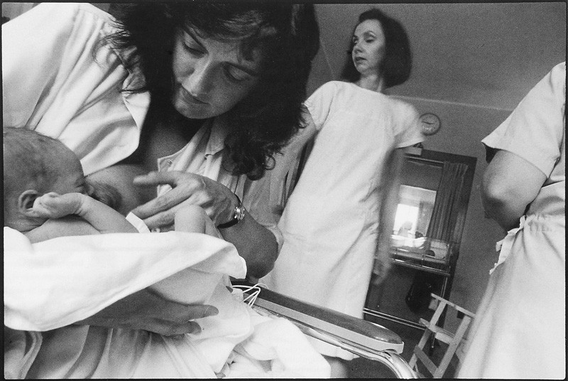 Horacio Paone, Salle de soins intermédiaires de l'hôpital Sainte-Justine. Quelques heures après sa naissance, Olivia commence son apprentissage de la vie, 3 juin 1991. © Horacio Paone