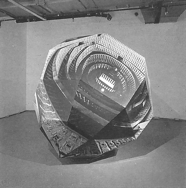 Alain Paiement, Vue d'un angle différent de l'installation Anatomique, 1988 (papier photographique, bois, métal, polyester, 245 x 270 cm). © Alain Paiement