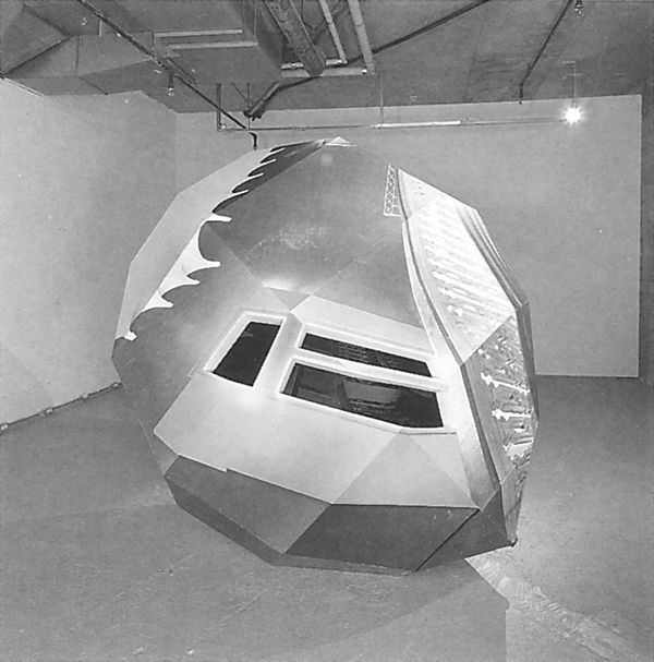 Alain Paiement, Vue d'un angle différent de l'installation Anatomique, 1988 (papier photographique, bois, métal, polyester, 245 x 270 cm). © Alain Paiement