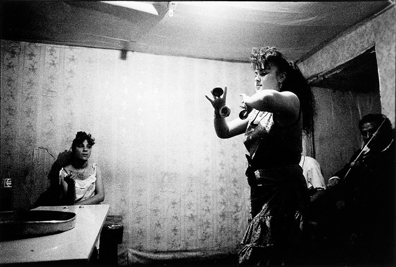 Frances Robson, Sans titres (de la série Danseurs du district de Sulukule, Istamboul, Turquie), épreuves argentiques, 11x14 po. © Frances Robson