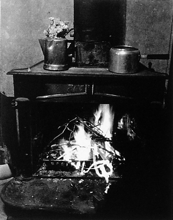 Anne-Marie Zeppetelli, Making Fire, 1994, épreuve argentique. © Anne-Marie Zeppetelli
