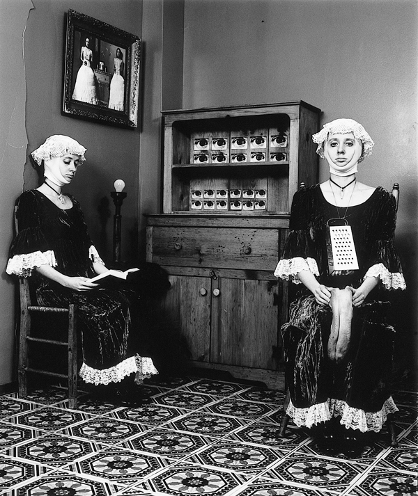 Janieta Eyre, Confession (élément de la série Incarnations), épreuve argentique, 35.5 x 28 cm, 1995. © Janieta Eyre