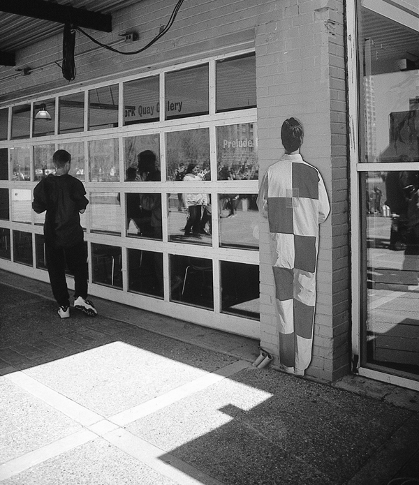 Denis Farley, Harbourfront Centre, entrée est., Photopassage, de la série Calibrated Presence, 1998. © Denis Farley
