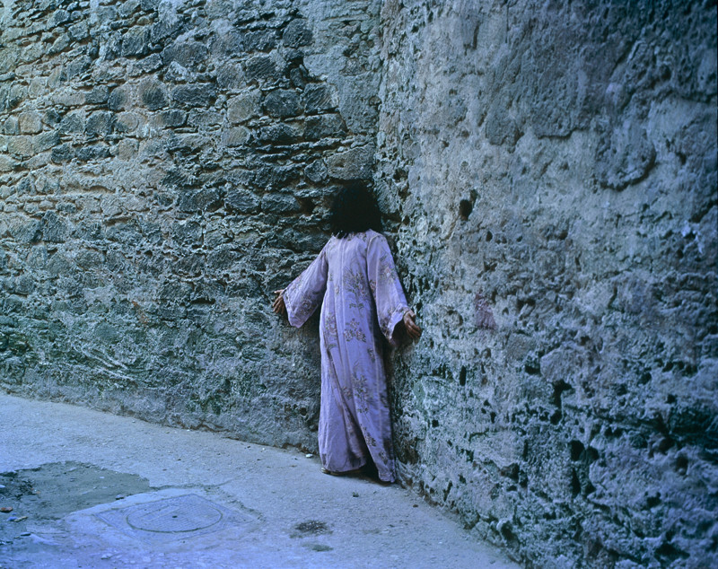 Shirin Neshat, Possessed, 2001, production still. © Shirin Neshat / photo: Larry Barns, courtesy of Barbara Gladstone