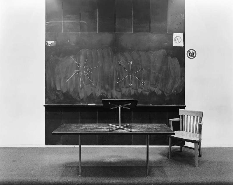 Lynne Cohen, Salle de cours / Classroom, vers 1985, épreuve argentique, 127 x 132 cm, courtoisie P.P.O.W. Gallery, New York. © Lynne Cohen