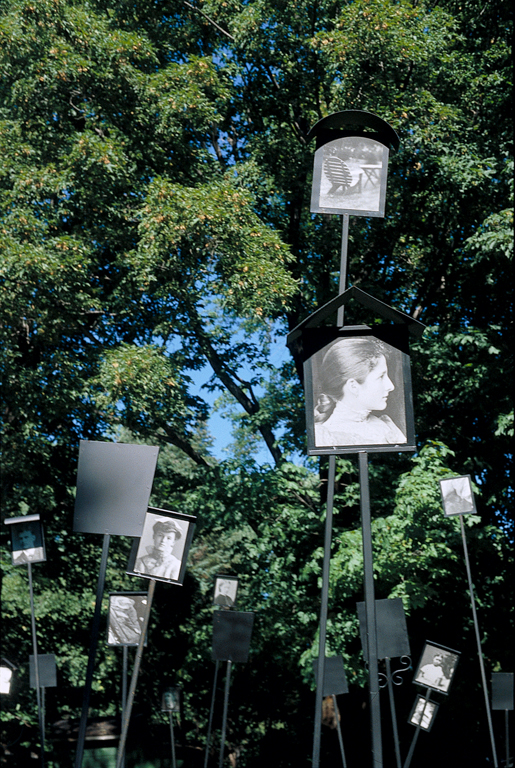 Patrick Altman, Sans titre (détail), 80 photographies sur tiges métalliques, 2.5 m de hauteur, installation in situ, Maison Hamel-Bruneau, Québec, 1996. © Patrick Altman