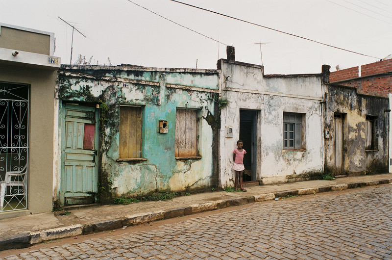 Marik Boudreau , Camamu, État de Bahia, Brésil, 1994-2000, de la série Miradors, comprenant 50 épreuves argentiques et couleur, 20.3 x 25.4 cm et 27.9 x 35.6 cm. © Marik Boudreau