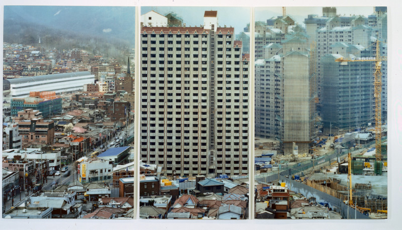 Stéphane Couturier, Séoul – Sanggye dong Monument no 2, 1998-2000, épreuves couleur, 201 x 125 cm, 201 x 125 cm, 201 x 103 cm. © Stéphane Couturier