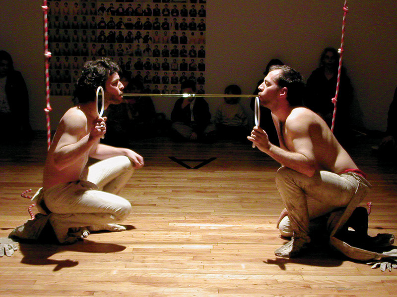 Martin Dufrasne et Carl Bouchard, Amour-propre – instrument de test no 6, performance, 17 avril 2004, photo :Marie-Orphée Duval. © Martin Dufrasne et Carl Bouchard
