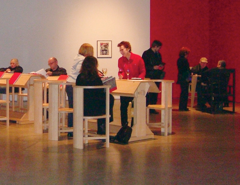 Angela Grauerholz , Reading Room for the Working Artist (Salle de lecture de l'artiste au travail), 2003-2004, installation à la Olga Korper Gallery à Toronto en décembre 2004. Photographie: Michael Cullen. © Angela Grauerholz