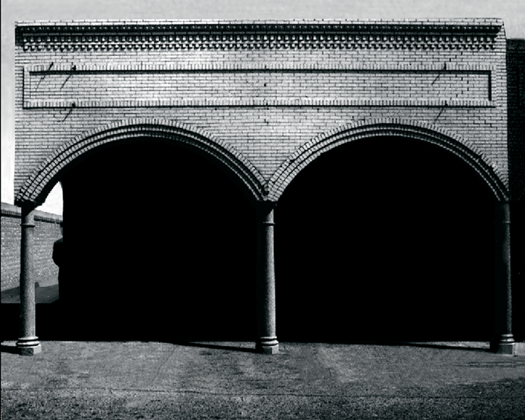 David Claerbout, Man under arches, 2000, quatre vues ﬁxes tirées d’une projection en noir et blanc, courtoisie de Hauser & Wirth et Yvon Lambert. © David Claerbout