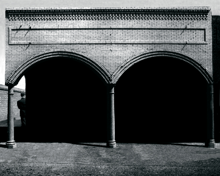 David Claerbout, Man under arches, 2000, quatre vues ﬁxes tirées d’une projection en noir et blanc, courtoisie de Hauser & Wirth et Yvon Lambert. © David Claerbout