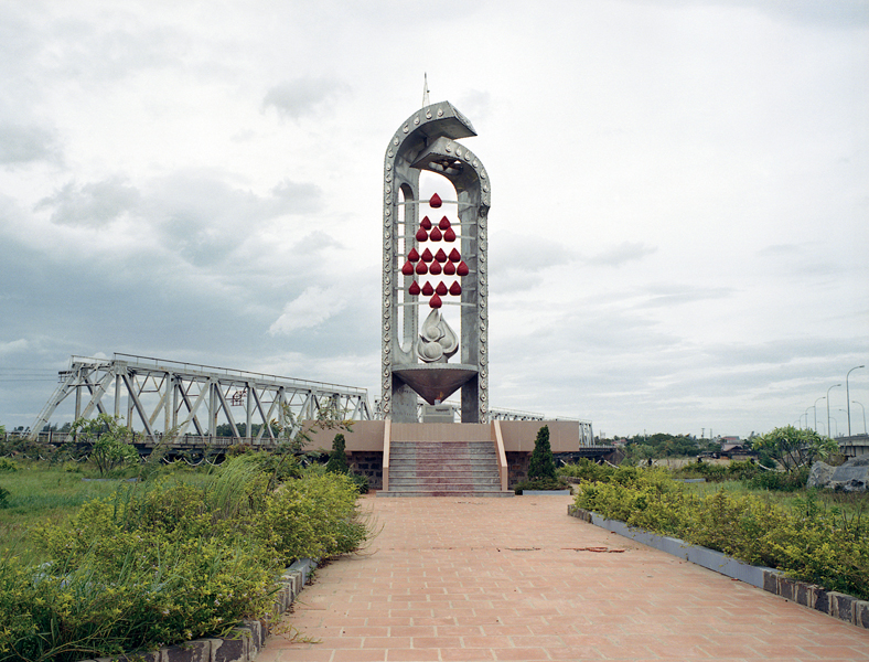 Liza Nguyen, Monuments, 2004, dépliants de la série Cartes postales du Vietnam, dix-neuf photographies couleur, tirages papier couleur, 13 x 10 cm. © Liza Nguyen