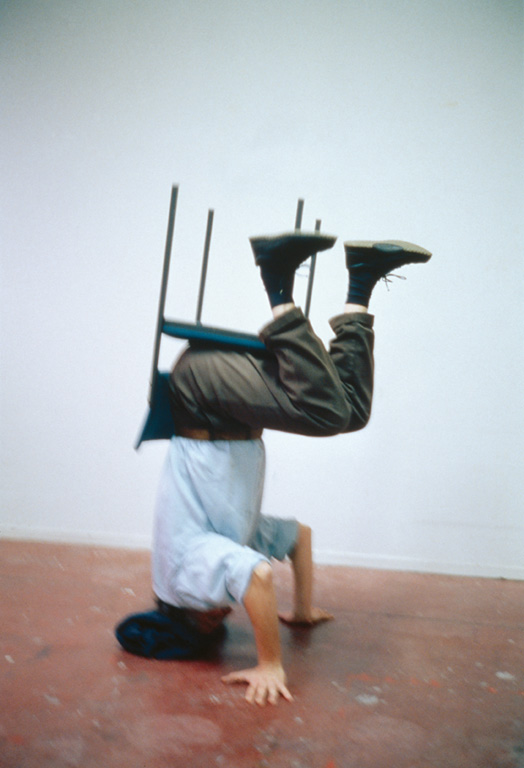 Erwin Wurm, Sans titre. De la série One Minute Sculptures, photographies couleur, 45 x 30 cm, 1997