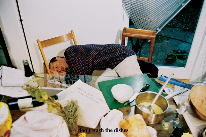 Erwin Wurm, Don’t wash the dishes. De la série Instructions for Idleness, photographies couleur, 65 x 43 cm et 43 x 65 cm, 2001