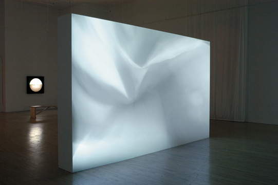 Sémaphores. Projection vidéo de 6:40 min avec son et vues d’installation, 2005. © Manon De Pauw