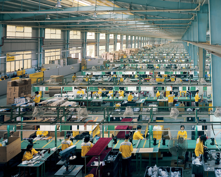 Edward Burtynsky, Cankun Factory, Xiamen City. De la série Manufacturing, diptyque, dimensions variables, 2005. © Edward Burtynsky