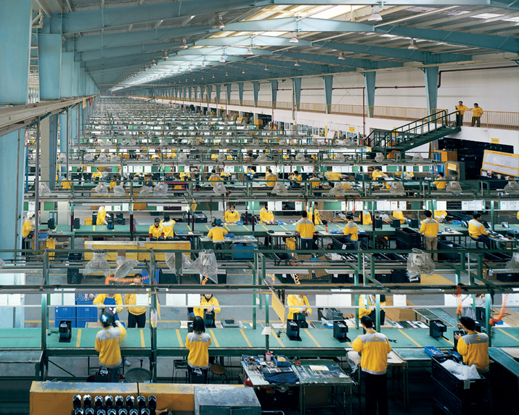 Edward Burtynsky, Cankun Factory, Xiamen City. De la série Manufacturing, diptyque, dimensions variables, 2005. © Edward Burtynsky