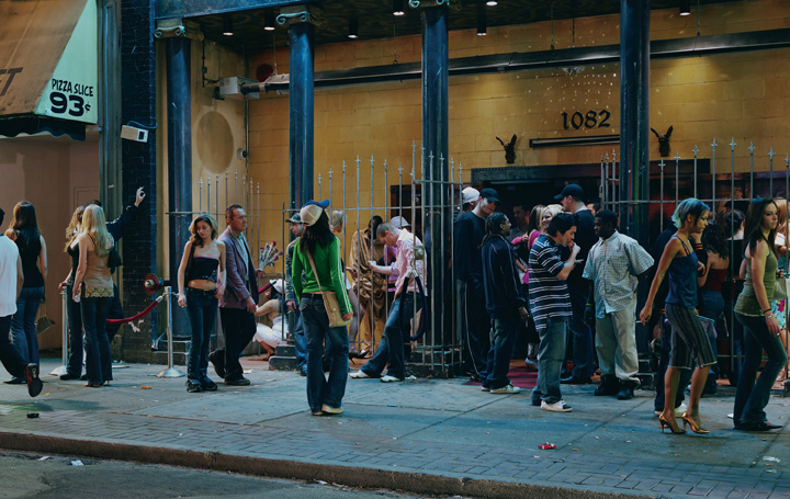 Jeff Wall, In Front of a Nightclub, 2006, transparency in lightbox, 226 x 361 cm, courtesy of the artist. © Jeff Wall