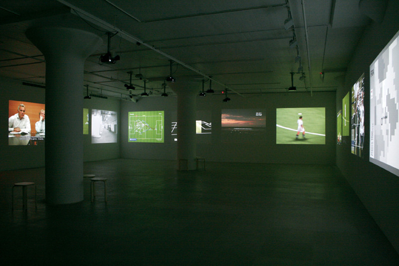 Harun Farocki, Deep Play, 2007, (vues partielles et extraits d'une installation vidéo à 12 écrans). Photo: Sam Pulitzer. Images: Greene Naftali, New York. © Harun Farocki
