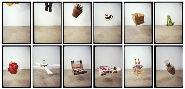Gwenaël Bélanger, Chutes (objets), 2003, série de 12 photographies, 50 x 66 cm (ch.). © Gwenaël Bélanger