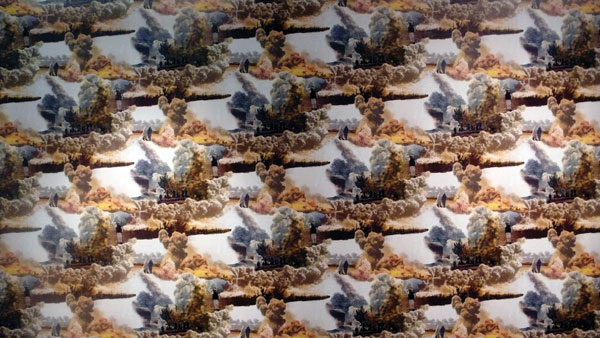Vue d’installation / installation view. Francesco Simeti, Watching the War, 2002, papier peint / wallpaper, 3,65 x 6,1 m et Anonyme, YouTube, vidéo en ligne / on-line video, 2008. © Francesco Simeti
