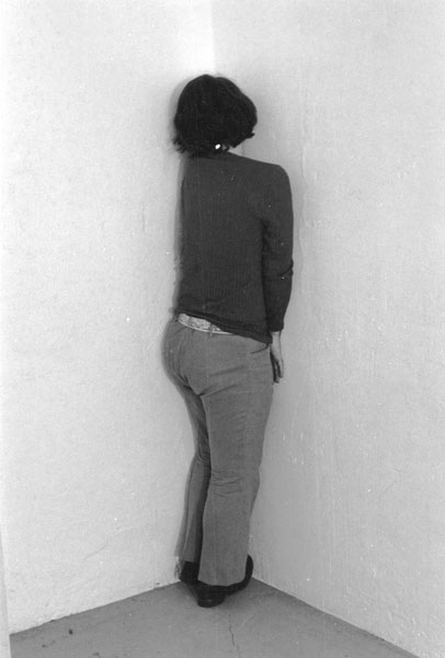 Terry Fox, Corner Push, 1970, performance, courtesy of Marita Loosen-Fox, photo : Barry Klinger. © Tous droits réservés