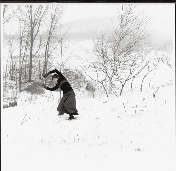 Françoise Sullivan, Les Saisons Sullivan : Danse dans la neige, 2007, livre d’artiste / artist book, photo : Marion Landry, collection d’oeuvres d’art de l’ UQAM, © Françoise Sullivan, Marion Landry et Galerie de l’UQAM
