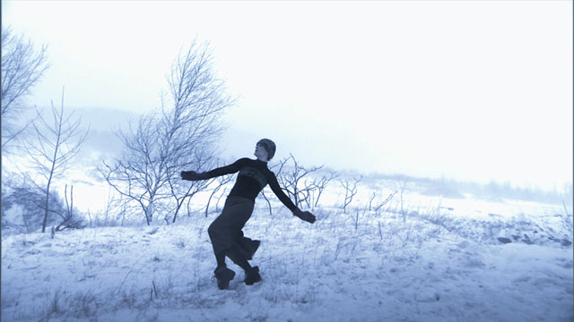 Mario Côté, Françoise Sullivan, Les Saisons Sullivan : Danse dans la neige, 2007, vidéo / video HD, 48 min, v.o. fr. (direction photo / photo director, Steeve Desrosiers). © Tous droits réservés