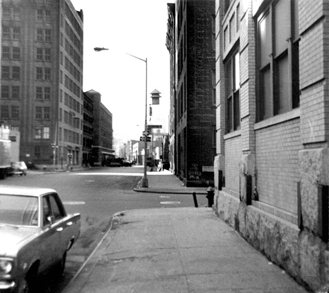 Vito Acconci, Blinks, Nov 23, 1969; afternoon, Photo-Activity, Greenwich Street, New York, 1969, épreuve argentique / gelatin silver prints, 8 x 10,5 cm. © Vito Acconci­