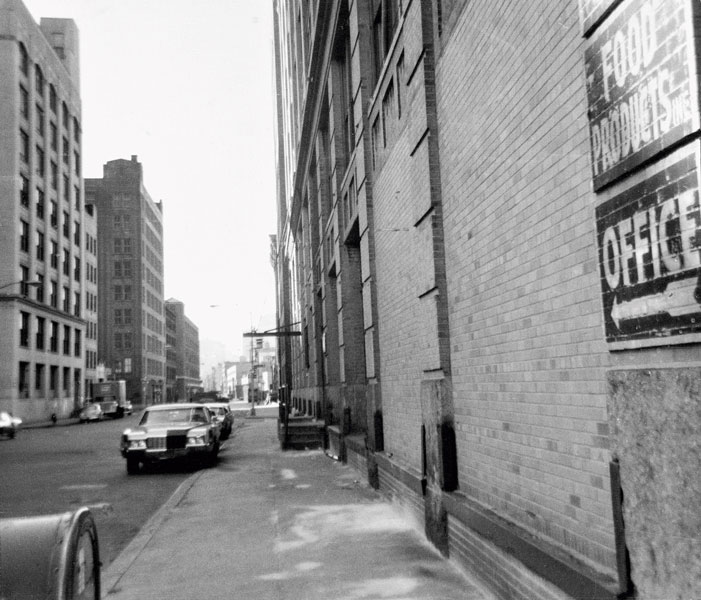 Vito Acconci, Blinks, Nov 23, 1969; afternoon, Photo-Activity, Greenwich Street, New York, 1969, épreuve argentique / gelatin silver prints, 8 x 10,5 cm. © Vito Acconci­