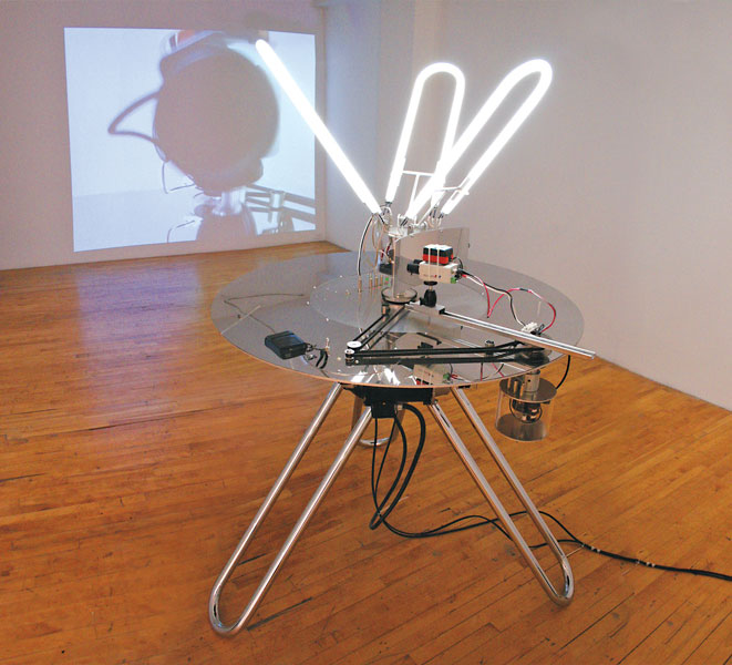 Pascal Dufaux, Sculpture automate vidéo-cinétique, 2009, 183 x 122 x 122 cm, permission de la Galerie Joyce Yahouda. © Pascal Dufaux
