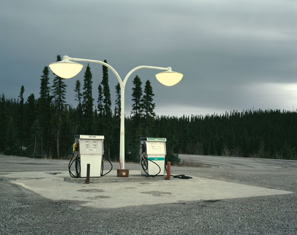 Johanne Biffi, Poste d’essence, 2010, de la série Route 389, impression jet d'encre, 76 x 97 cm. © Johanne Biffi