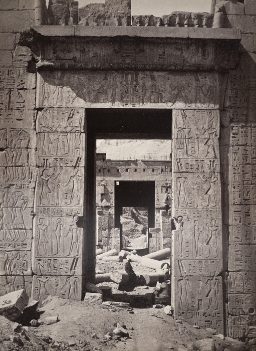 Francis Frith, Thebes: Pylon Gateway at Medinet Habu, 1862, impression à l’albumine / albumen print, 22,2 x 16,3 cm, coll. Ryerson Gallery and Research Centre
