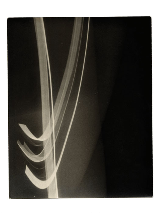 Jauran (Rodolphe de Repentigny), Sans titre ou Luminographie aux lignes allongées, v.1954, épreuve argentique / gelatin silver print, 25,2 x 20,1 cm. © Jauran