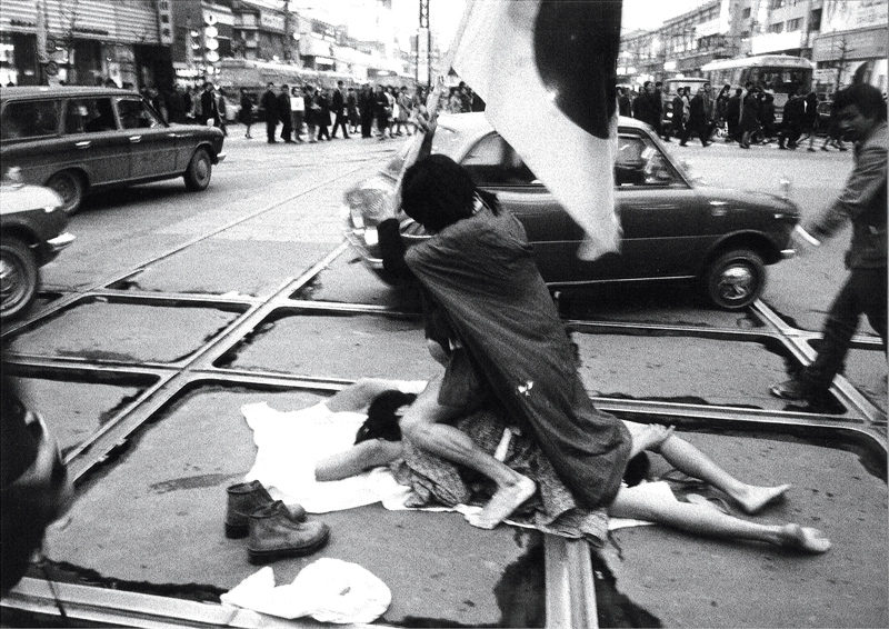 Minoru Hirata, A Happening on the Street, 1970 (Collective Kumo at the Tenji Intersection of Fukuoka, February 26, 1970), photo: courtesy of Taka Ishii Gallery, Tokyo. © Minoru Hirata