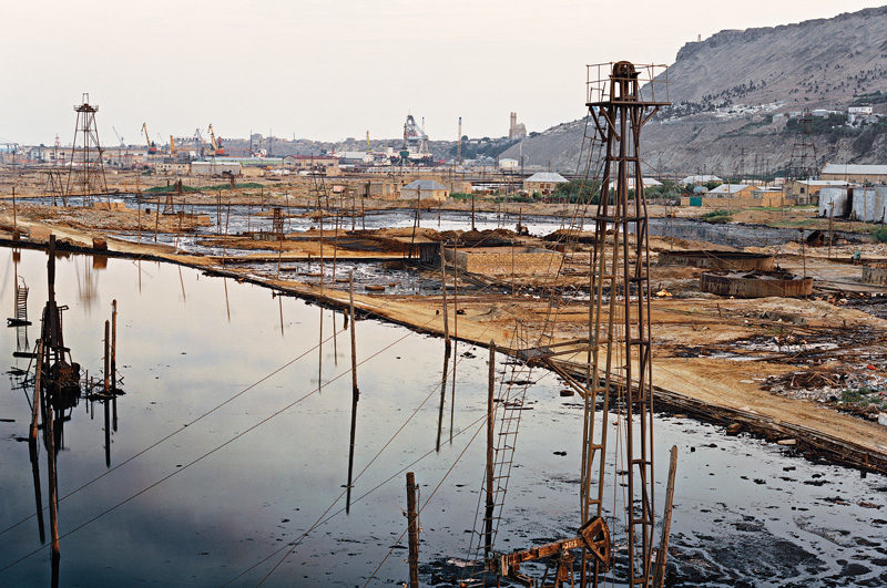 Edward Burtynsky, socar Oil Fields #1a and 1b, Baku, Azerbaïdjan, 2006. © Edward Burtynsky