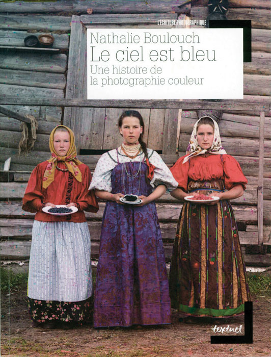 Nathalie Boulouch Le ciel est bleu. Une histoire de la photographie couleur Paris, Les éditions Textuel, 2011, 216 p.