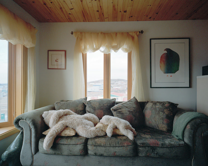 Eamon Mac Mahon, Living Room, Cape Dorset, 2011, Archival pigment print / épreuve pigment archive, 51 x 61 cm. © Eamon Mac Mahon