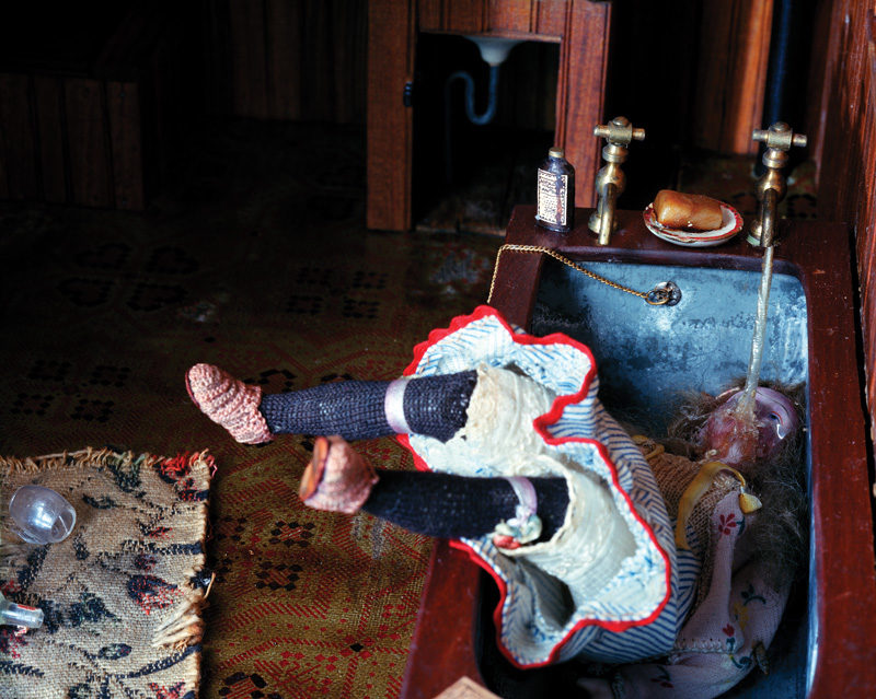 Corinne May Botz, Dark Bathroom, 76 x 102 cm , de la série / from the series The Nutshell Studies of Unexplained Death, 2004, épreuves chromogéniques. © Corinne May Botz