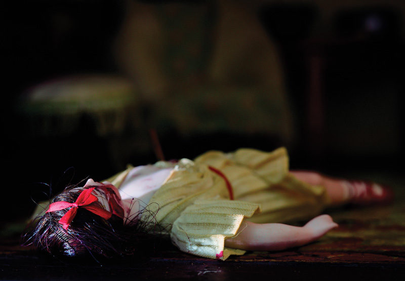 Corinne May Botz, Parsonage Parlor (doll), 18 x 11 cm, de la série / from the series The Nutshell Studies of Unexplained Death, 2004, épreuves chromogéniques. © Corinne May Botz