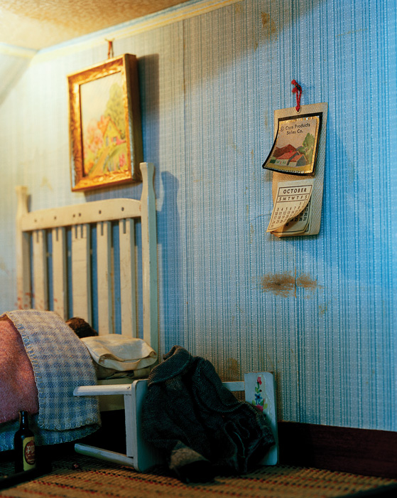 Corinne May Botz, Blue Bedroom, 127 x 102 cm, de la série / from the series The Nutshell Studies of Unexplained Death, 2004, épreuves chromogéniques. © Corinne May Botz