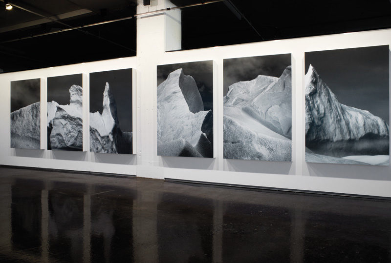 Jocelyne Alloucherie, Sirènes, 2009, vue d’une installation photographique, séquence de 10 impressions jet d’encre sur papier photo montées sur support neutre avec chassis affleurants de 12 cm, 160 x 115 cm. © Jocelyne Alloucherie